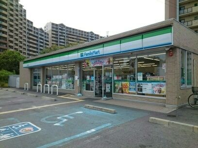 コンビニ　ファミリーマート様（コンビニ）まで470m
