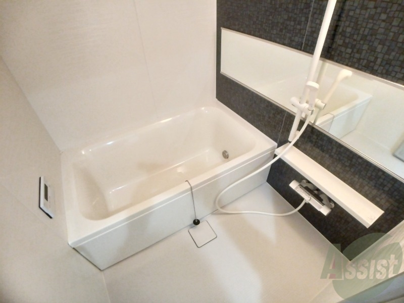 バス・シャワールーム　追い炊き付きのユニットバス。日頃の疲れはここで癒しましょう。