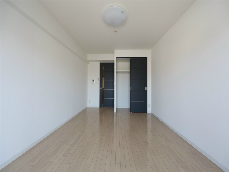 居室・リビング　洋室10.6帖　エアコン完備　クローゼット付