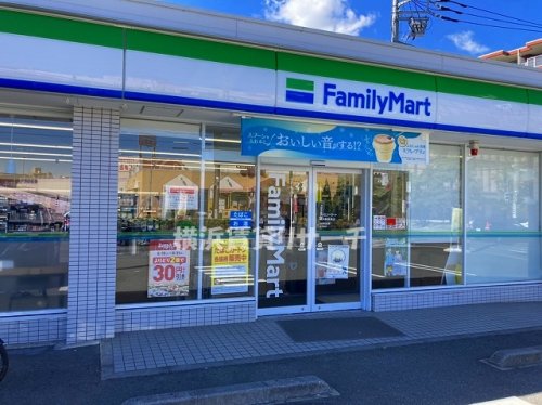 コンビニ　ファミリーマート横浜綱島東店（コンビニ）まで818m