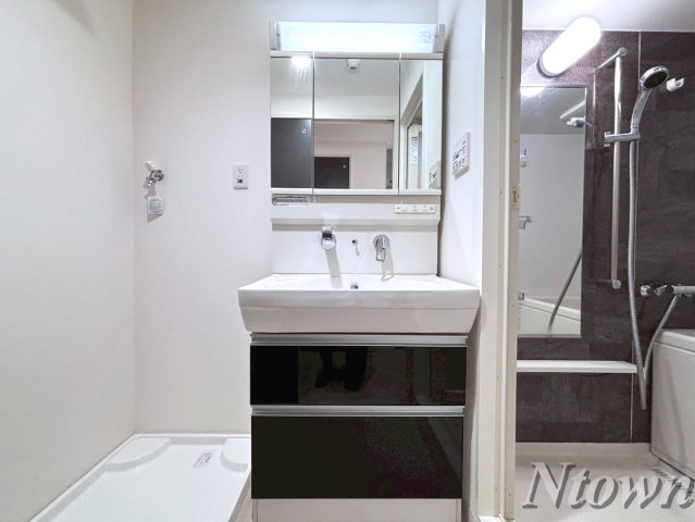 洗面設備　独立洗面台あり、毎朝おしゃれに忙しい女性の方におすすめです
