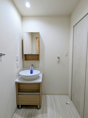 洗面設備　洗面化粧台と室内洗濯機置き場