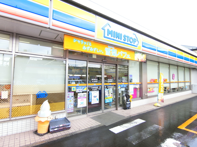 コンビニ　ミニストップ足立鹿浜店（コンビニ）まで581m