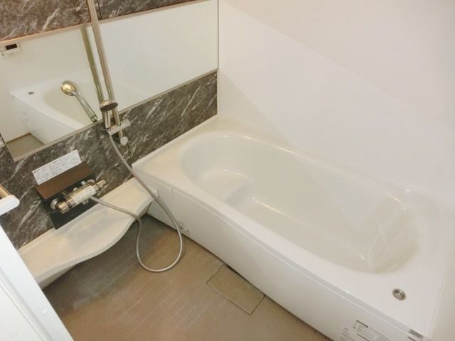バス・シャワールーム　足を伸ばせるのは魅力ですね！