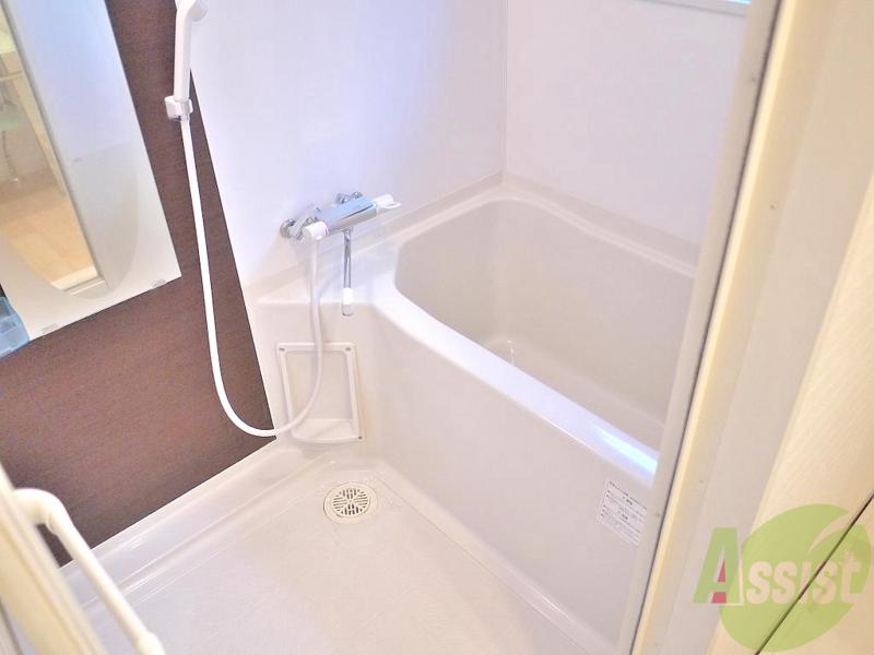 バス・シャワールーム　こちらが浴室になります。一日の疲れもここでとってくださいね