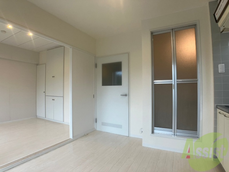 居室・リビング　フローリングと壁のカラーが明るい雰囲気ですね！