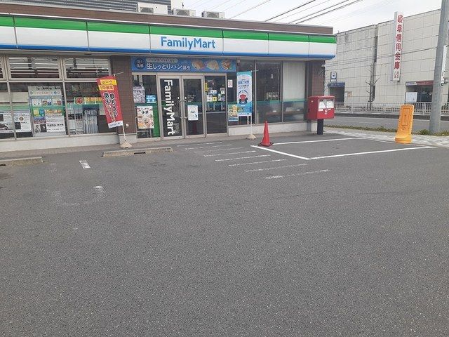 コンビニ　ファミリーマート中川八田店（コンビニ）まで350m