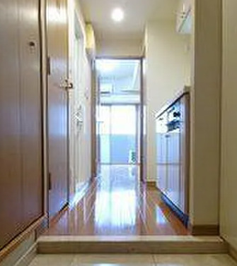 玄関　別部屋の写真を使用しております。