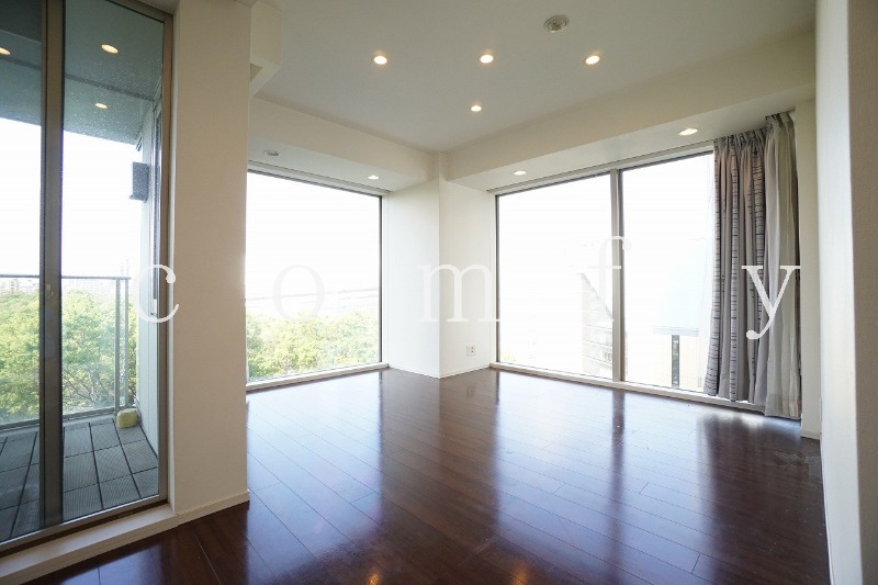 居室・リビング　窓が大きく開放的なリビング