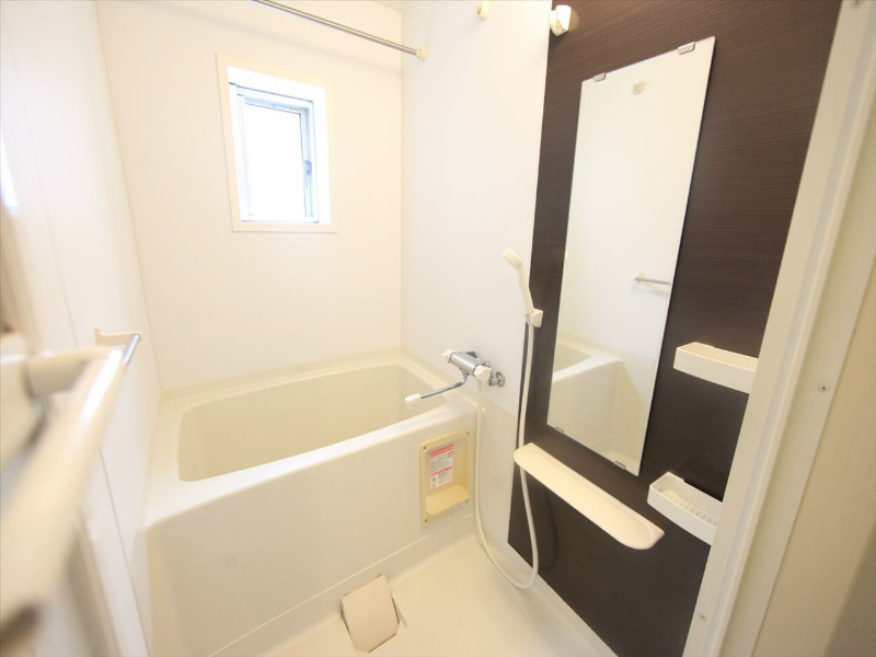 バス・シャワールーム　浴室暖房乾燥機付　24時間換気バスルーム　窓付（換気良好）