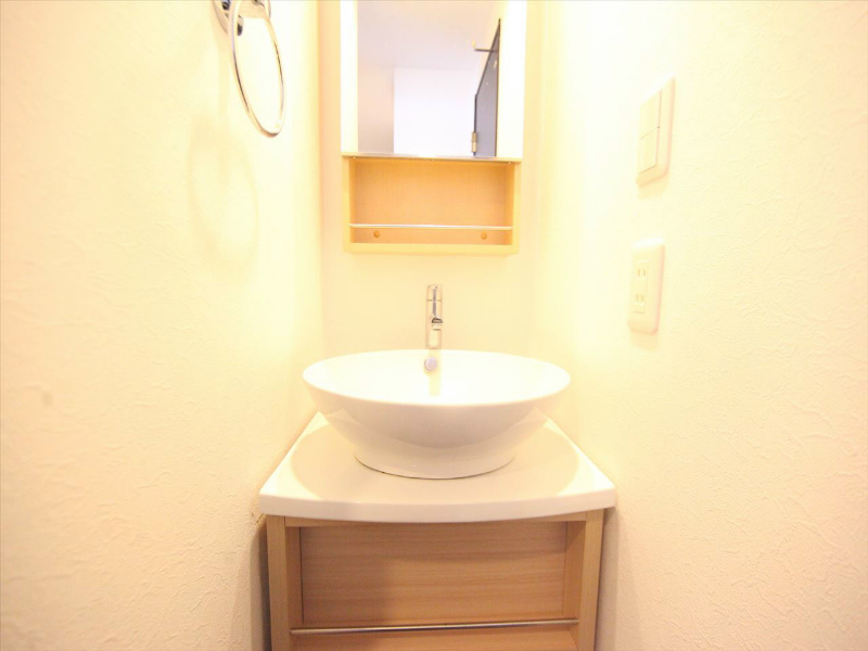 洗面設備　脱衣所　デザイン独立洗面台付　洗濯機ご用意できます