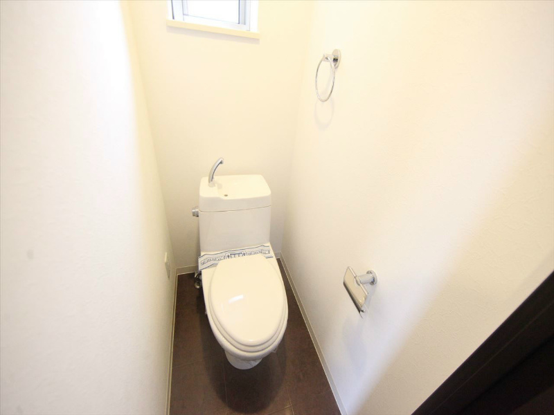 トイレ　トイレ（お風呂トイレ別）　窓付（換気良好）