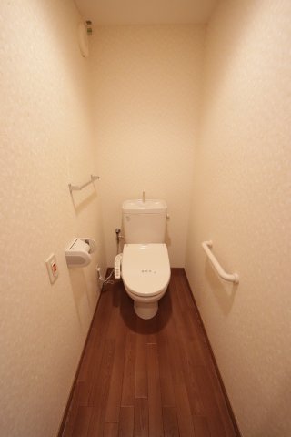 トイレ　※同タイプの別の部屋の写真です。