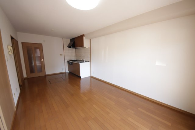 居室・リビング　※同タイプの別の部屋の写真です。