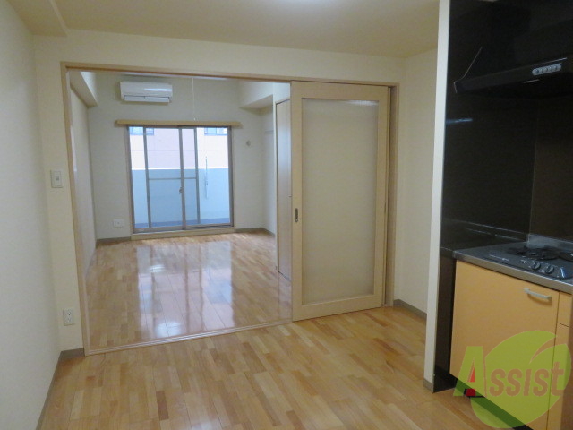 居室・リビング　キッチン側からＤＫを撮影。イメージを掴んでくださいね。