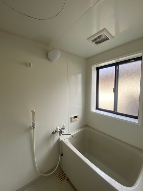 バス・シャワールーム　浴室に窓がついてます