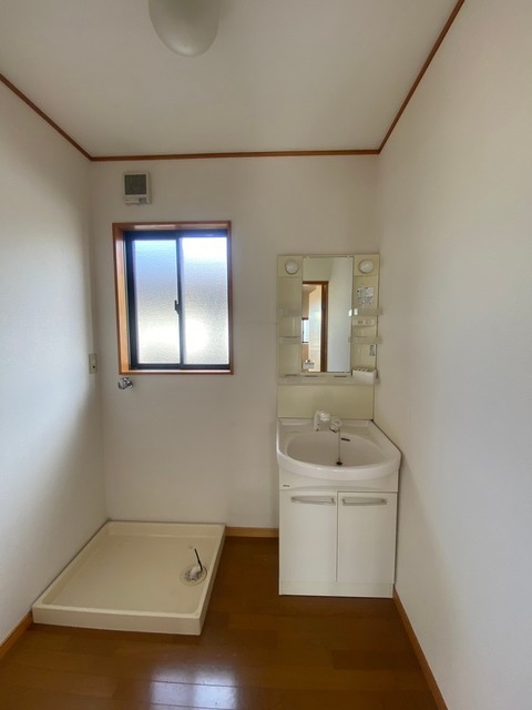 洗面設備　洗面所も窓が有ります