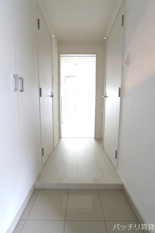 玄関　※画像は別号室タイプの為、現状を優先