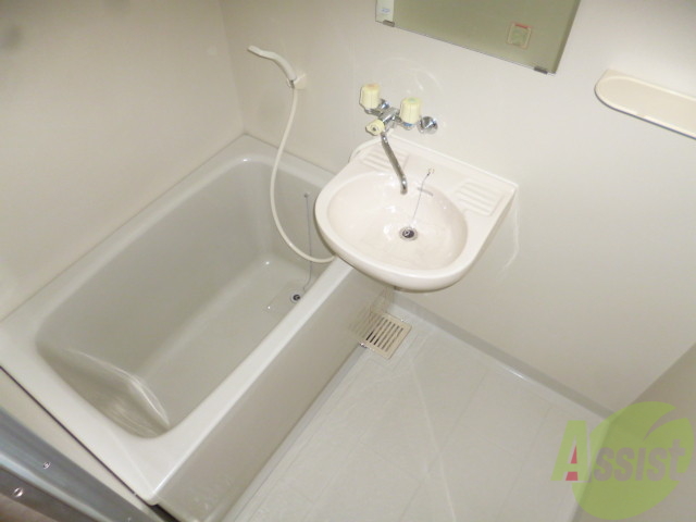 バス・シャワールーム　きれいな浴室、疲れも吹っ飛びます。窓があるのも嬉しいですね。