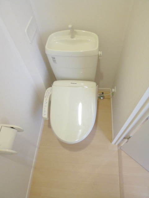 トイレ　温水洗浄便座付です。