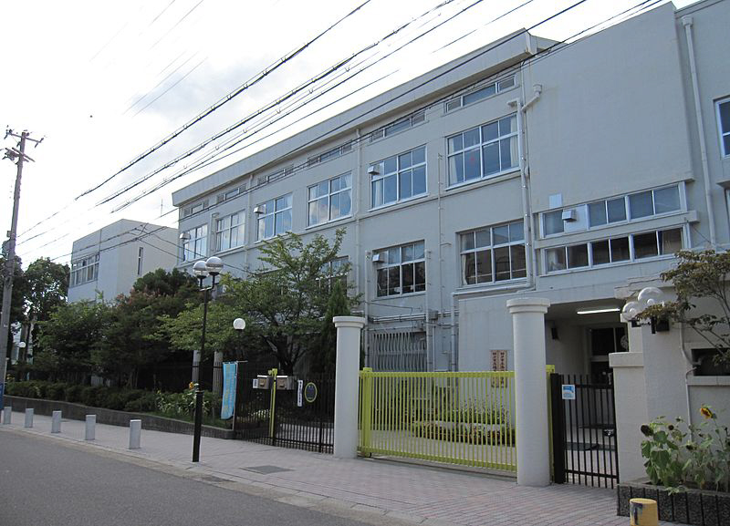 中学校　湊川中学校（中学校）まで567m