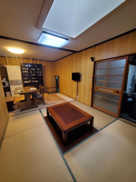 その他部屋・スペース　掘り炬燵になったダイニング横の居間スペース