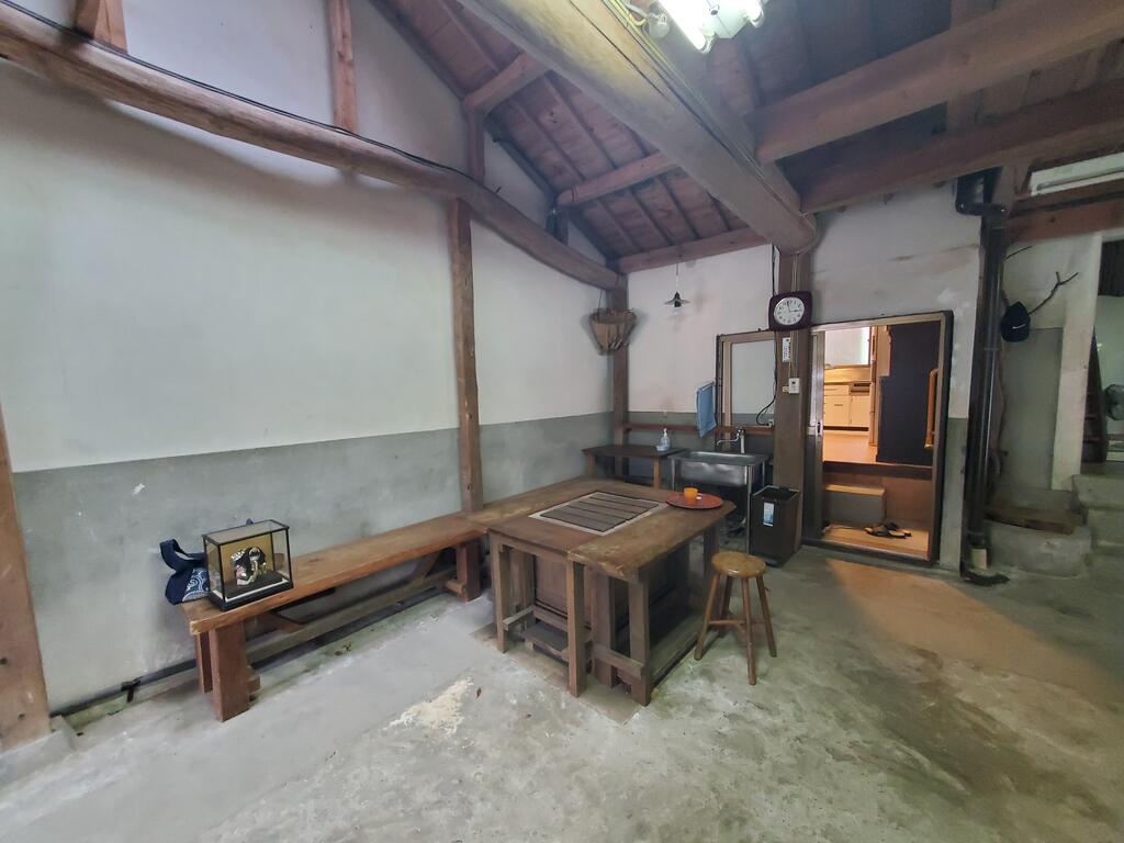 その他部屋・スペース　土間部分にもくつろぎの空間があります。