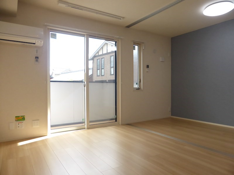 居室・リビング　同物件別部屋