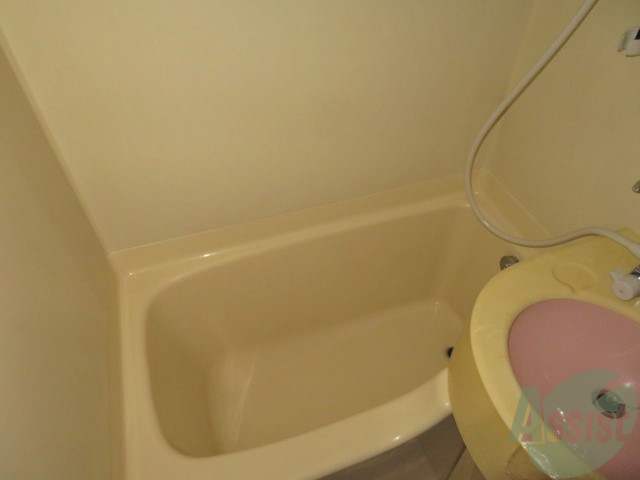 バス・シャワールーム　落ち着いたデザインのバスルーム。ゆったりできそうです。