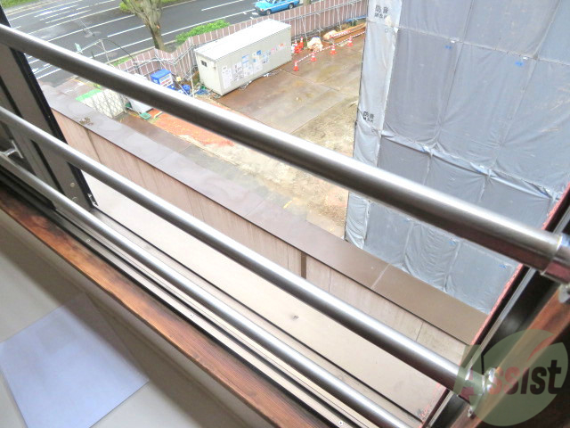 バルコニー　出窓になります。日差しも差し込み明るい印象です。