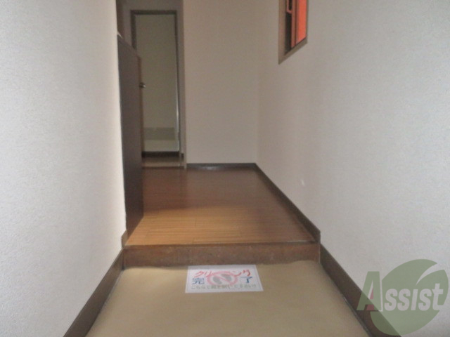 玄関　玄関から入ってすぐにお部屋が見えないので安心ですね。
