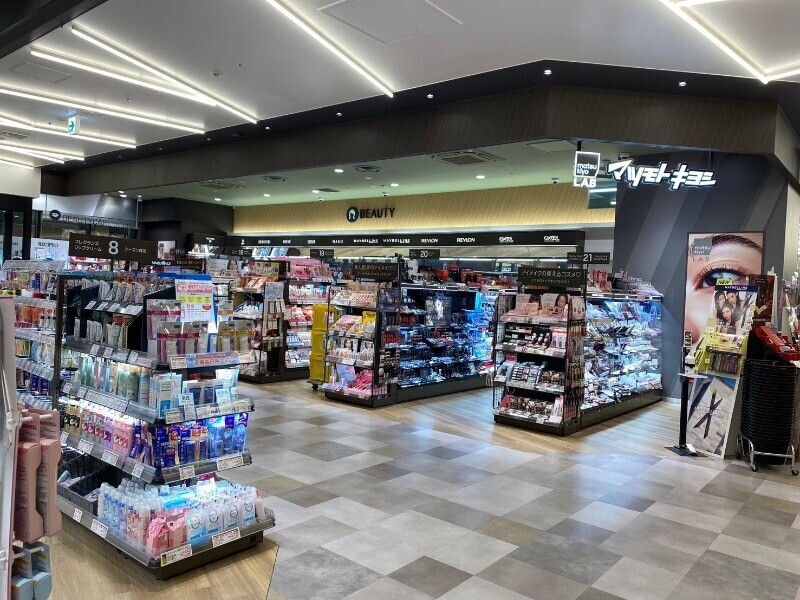 ドラックストア　マツモトキヨシmatsukiyoLAB　CoCoLo新潟店（ドラッグストア）まで537m