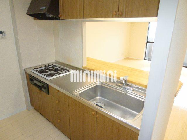 キッチン　３口コンロ付きのシステムキッチン