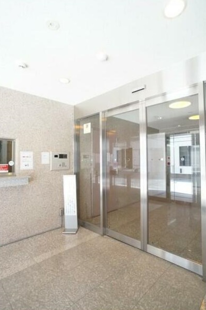 エントランス　★☆防犯カメラ設置で安全性を高めた重厚感のあるエントランスホ