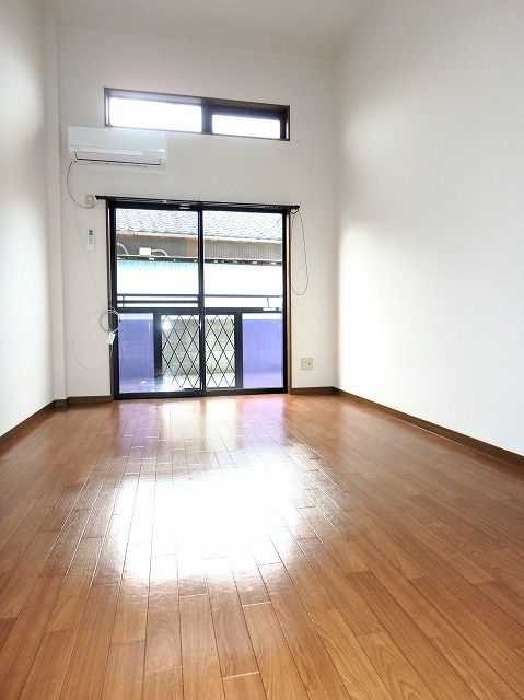 居室・リビング　７帖の広め洋室☆