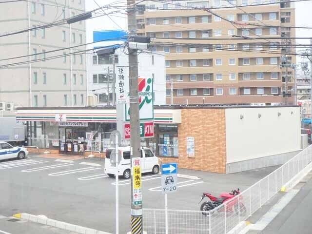 コンビニ　セブンイレブン松阪駅南店（コンビニ）まで405m