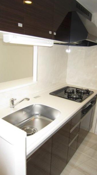キッチン　グリル付き3口ガスコンロのシステムキッチンです。