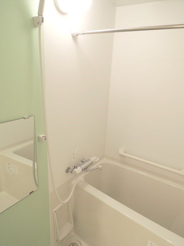 バス・シャワールーム　カラーパネルの明るいバスルーム