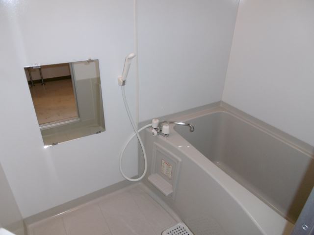 バス・シャワールーム　バスルームです。