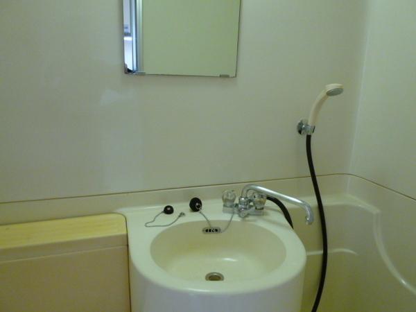 洗面設備　玄関下駄箱付は嬉しいですね
