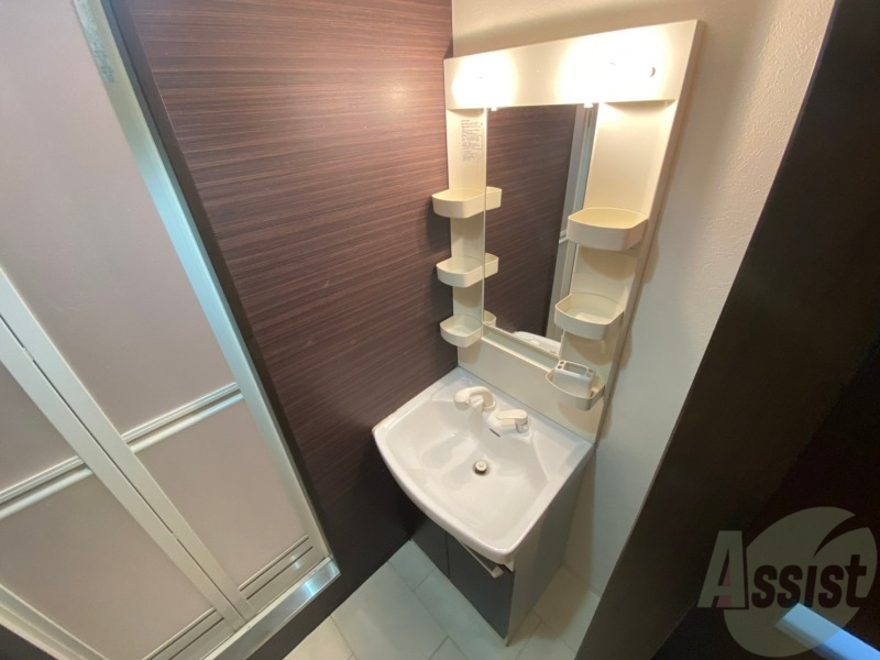 洗面設備　独立洗面台です。大きくてよいですね。シャンプーもできます。