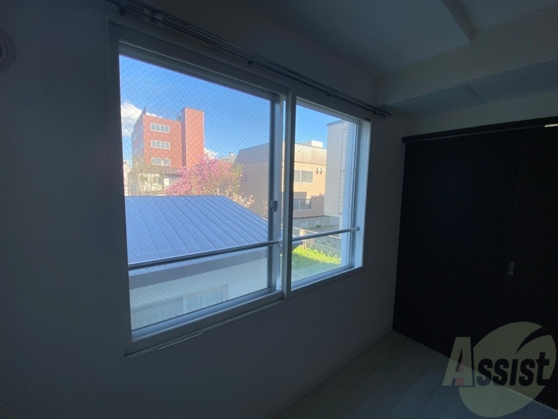 バルコニー　窓には安全対策の柵が付いているので安心ですね。