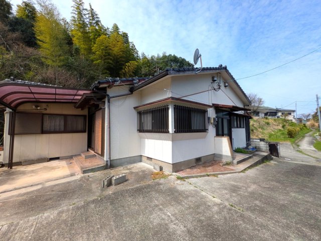 建物外観　屋根付き駐車場も完備