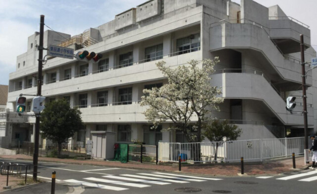 小学校　横浜市立東品濃小学校（小学校）まで750m