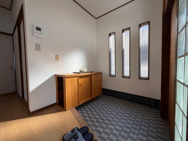 玄関　下駄箱つきの広々玄関で、靴をゆったり履けます