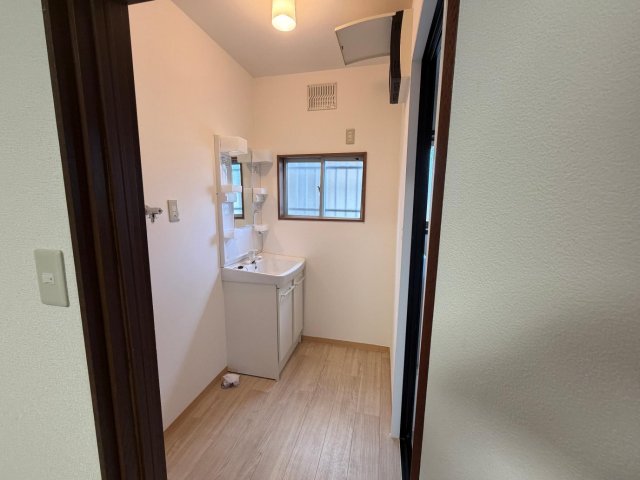 洗面設備　窓があり明るく使いやすい洗面所