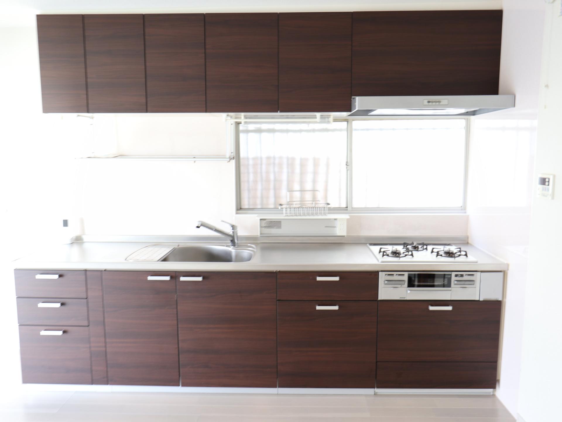 その他設備　3口コンロのシステムキッチン。広くて調理スペースもたっぷり！