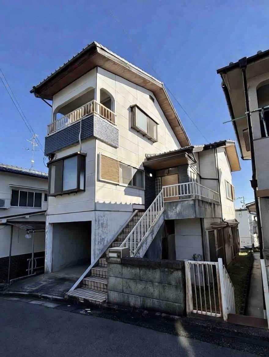 建物外観　3階建てで日当たりも眺望もとても良いです