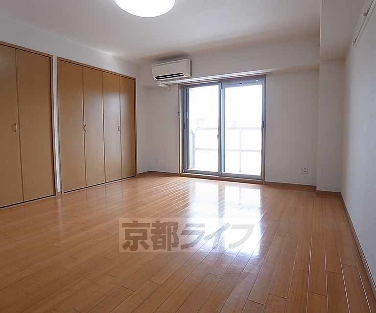 居室・リビング　広く明るい室内。