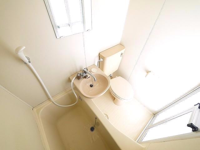 洗面設備　明るい洗面所です